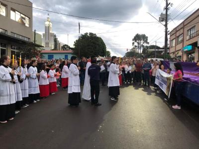 Milhares de FiÃ©is participaram da ProcissÃ£o Luminosa em Laranjeiras do Sul